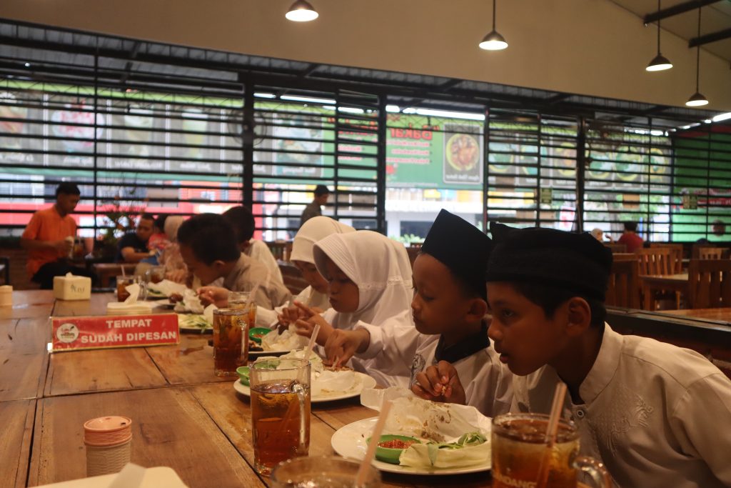 SANTUNAN YATIM DAN BERBAGI PAKET NUTRISI UNTUK YATIM - Yayasan Hayati Insani Indonesia