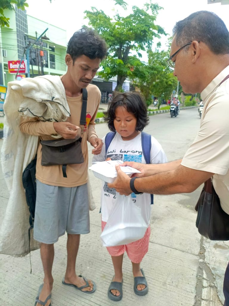 Berbagi ke Pejuang Jalan - Yayasan Hayati Insani Indonesia